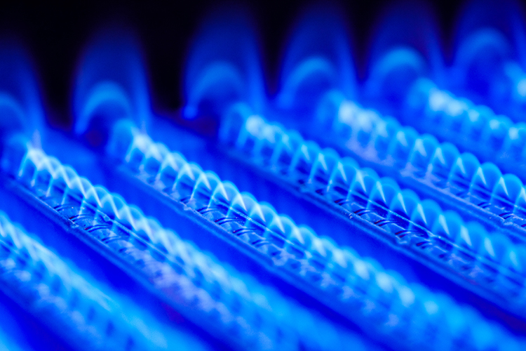 Gasflammen in einem Brenner mit intensiv blauem Licht